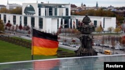Le drapeau allemand à la Chancellerie, Berlin, le 27 octobre 2013.