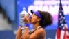 Naomi Osaka dari Jepang merayakan kemenangan melawan Victoria Azarenka dari Belarus dalam pertandingan final tunggal putri pada hari ke-13 turnamen tenis AS Terbuka 2020. (Foto: Reuters)