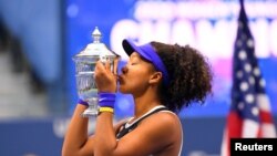 Naomi Osaka dari Jepang merayakan kemenangan melawan Victoria Azarenka dari Belarus dalam pertandingan final tunggal putri pada hari ke-13 turnamen tenis AS Terbuka 2020. (Foto: Reuters)