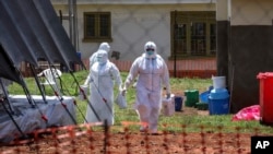 La transmission humaine se fait par les liquides corporels, avec pour principaux symptômes des fièvres, vomissements, saignements et diarrhées.