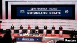 បេក្ខជន​ប្រធានាធិបតី​នៃ​គណបក្ស​ប្រជាធិបតេយ្យ​ ក្នុង​ពេល​ជជែក​ដេញ​ដោល​នៅ​សាកល​វិទ្យាល័យ Loyola Marymount University នៅ​ទីក្រុង​ឡូសអែនជឺឡែស កាល​ពី​ថ្ងៃ​ទី​១៩ ធ្នូ ២០១៩។