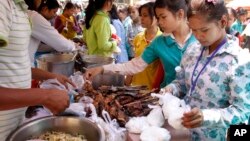 Cambodian garment workers buy some cheap food for their lunch in front of the factory in downtown Phnom Penh, file photo. 