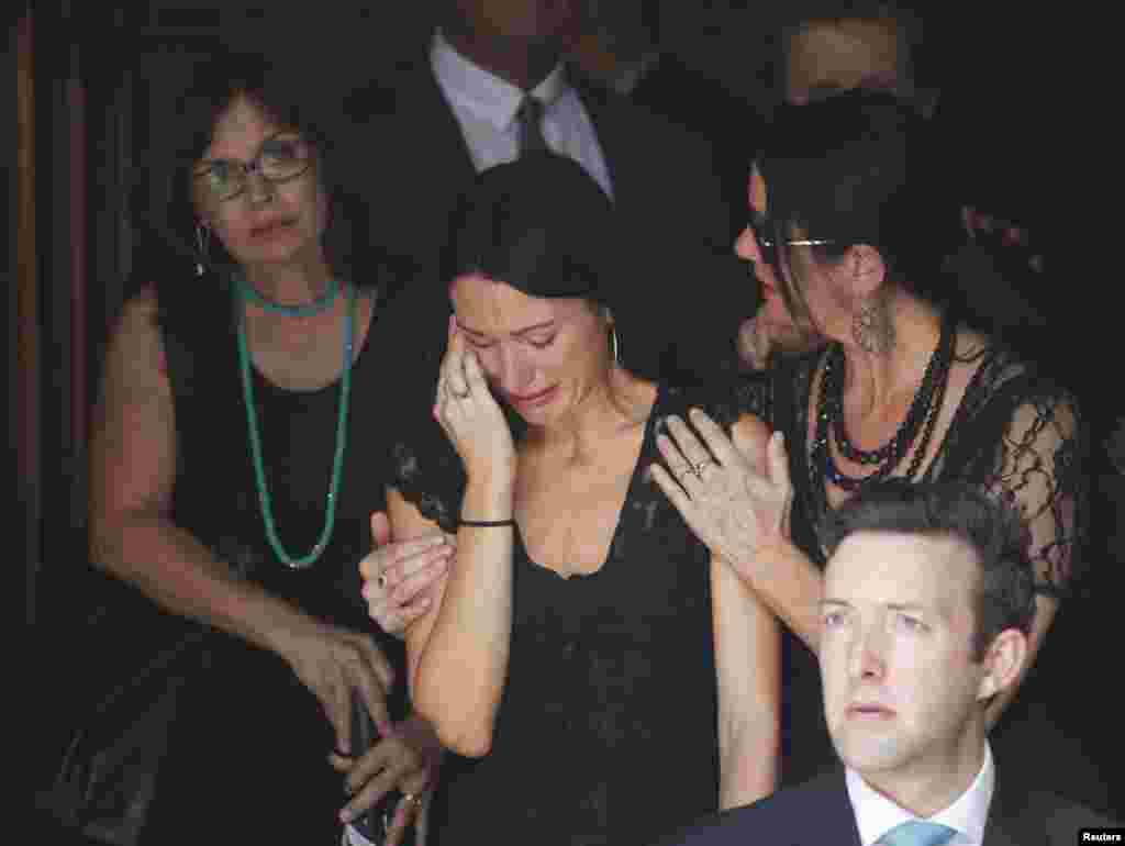 Warga yang berduka cita meninggalkan pemakaman korban penyanderaan di sebuah kafe di Sydney, manajer kafe Tori Johnson, di gereja St. Stephens Uniting Church di Sydney, Australia (23/12). ​(Reuters/Jason Reed)