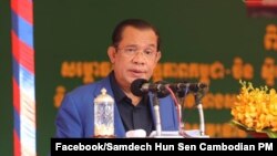រូបឯកសារ៖ លោកនាយករដ្ឋមន្ត្រី ហ៊ុន សែន ថ្លែងនៅក្នុងពិធីសម្ពោធស្ពានស្ទឹងត្រង់ឆ្លងកាត់ទន្លេមេគង្គ កាលពីថ្ងៃទី២៣ ខែវិច្ឆិកា ឆ្នាំ២០២១។ (ហ្វេសប៊ុក/ទំព័រលោកនាយករដ្ឋមន្ត្រី ហ៊ុន សែន)
