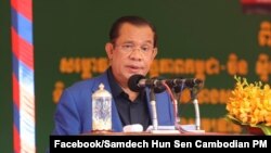 រូបឯកសារ៖ លោកនាយករដ្ឋមន្ត្រី ហ៊ុន សែន ថ្លែងនៅក្នុងពិធីសម្ពោធស្ពានស្ទឹងត្រង់ឆ្លងកាត់ទន្លេមេគង្គ កាលពីថ្ងៃទី២៣ ខែវិច្ឆិកា ឆ្នាំ២០២១។ (ហ្វេសប៊ុក/ទំព័រលោកនាយករដ្ឋមន្ត្រី ហ៊ុន សែន)