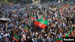 د لاهور د انتظامي له خوا د غونډې د جوړیدو لپاره په ۴۳ شرطونو کې اتم شرط دا دی چې د افغانستان بيرغ به نه رپول کېږي او دغې کیدونکې غونډې ته به په پيسو باندې افغان کډوال نه راوستل کېږي