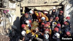 14일 터키('튀르키예'로 국호 변경) 남부 아디야만의 지진 잔해 속에서 구조대가 주민을 구조하고 있다. 