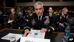 លោក​ឧត្តម​សេនីយ​ John Campbell មេ​បញ្ជាការ​យោធា ស.រ.អា. ប្រចាំ​អាហ្វហ្គានីស្ថាន​ ស្ថិត​នៅ​ឯ​វិមាន​រដ្ឋ​សភា​ Capitol Hill ដើម្បី​ធ្វើ​ការ​សក្ខីកម្ម​ កាល​ពី​ថ្ងៃ​ទី​៦ ខែ​តុលា​ ឆ្នាំ​២០១៥។ 