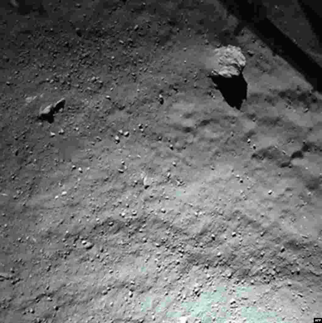 Une photo de document publiée le 13 Novembre 2014 par l&#39;Agence spatiale européenne, et pris par l&#39;instrument Rosetta Lander système d&#39;imagerie, montre la surface de la comète 67P / Churyumov-Gerasimenko pendant la descente de Philae, à une distance d&#39;environ 40 mètres au-dessus de la surface. (Courtoisie: Agence spatiale européenne)
