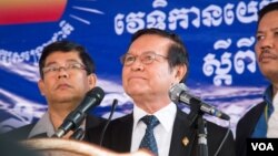 លោក ​កឹម សុខា ​​ប្រធាន​ស្តីទី​នៃ​គណបក្ស​សង្គ្រោះជាតិ​ បានចេញ​មុខ​ជា​សាធារណៈ​លើក​ដំបូង​បង្អស់​ ​នៅ​​ព្រឹក​ថ្ងៃ​សុក្រ ទី​០៩ ខែ​កញ្ញា ឆ្នាំ​២០១៦ ក្រោយ​ពី​​ស្នាក់​នៅ​ក្នុង​ទីស្នាក់ការ​គណបក្ស​សង្គ្រោះជាតិ​ជា​ច្រើន​ខែ​​ ដើម្បី​គេច​ពី​ការ​ចាប់​ខ្លួន​។ ​(​ឡេង ឡែន/VOA)