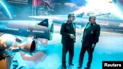 فرماندهان سپاه در کنار موشک فتاح - آرشیو