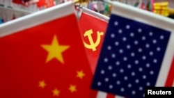 美国国旗、中国国旗和中共党旗 (路透社2019年5月10日）