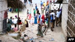 Quelques personnes sur la plage de Mocimboa da Praia, Mozambique, 8 mars 2018.