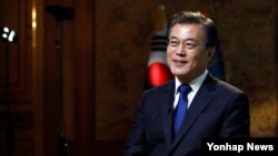 문재인 한국 대통령이 14일 청와대 본관에서 미국 CNN 방송 폴라 핸콕스 서울지국 특파원과 인터뷰하고 있다. 