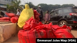 Les sacs de riz qu’une famille a achetés lors de la vente promotionnelle à Yaoundé au Cameroun le 13 janvier 2025. (Emmanuel Jules Ntap / VOA)