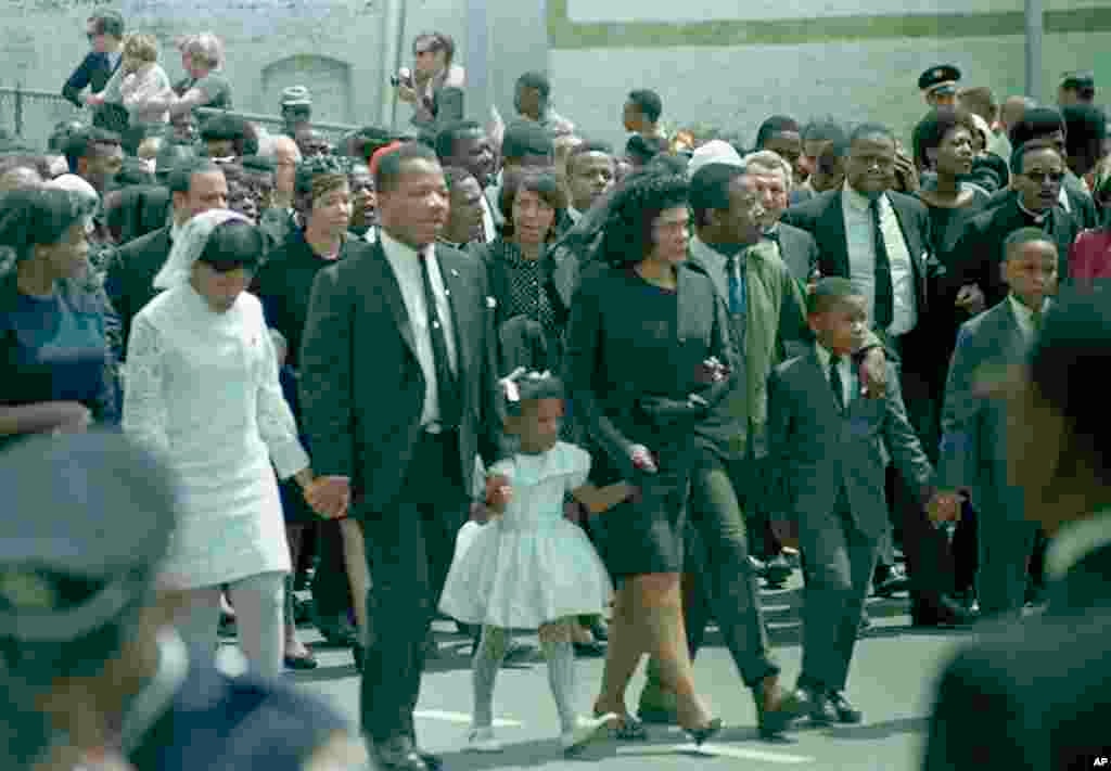 Coretta Scott King, au centre, veuve de Martin Luther King, marche dans le cortège funèbre avec ses enfants à Atlanta, Géorgie, le 9 avril 1968.
