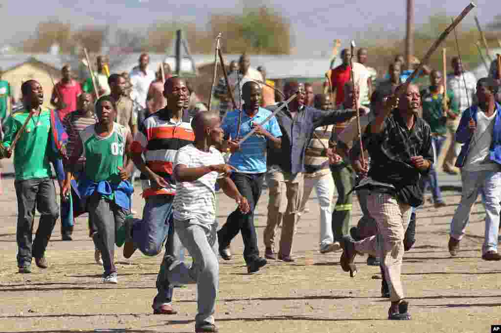 Miners march to Lonmin Platinum Mine near Rustenburg, South Africa, September 10, 2012.