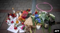 ແຟ້ມຮູບ-ມີການວາງທຽນ ແລະດອກໄມ້ ໄວ້ຢູ່ບໍລິເວນທາງຍ່າງໜ້າບາຣ໌ເກແຫ່ງນຶ່ງ ເຊິ່ງມີຊາຍສອງຄົນຖືກຍິງເສຍຊີວິດໃນຕອນກາງຄືນກ່ອນໜ້ານັ້ນ ຢູ່ທີ່ເມືອງ ບຣາທິສລາວາ, ປະເທດສະໂລວາເກຍ, ວັນທີ 13 ຕຸລາ 2022. ການໂຈມຕີດັ່ງກ່າວ ເຊື່ອມໂຍງກັບເຄືອຂ່າຍຂອງກຸ່ມ Terrorgram, ເຊິ່ງເປັນເຄືອຂ່າຍອອນລາຍຂວາຈັດ.