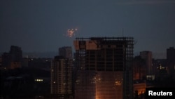 Ledakan pesawat tak berawak terlihat di langit selama serangan pesawat drone Rusia terhadap ibu kota Kyiv, Ukraina Selasa 20 Juni 2023. 