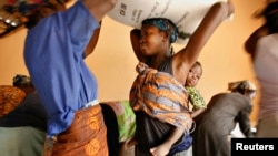 Des femmes de l'Association Daborin des Mères Célibataires portant des sacs de riz, à Bolgatanga au Ghana, le 1er Février 2008.