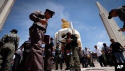 Polisi setempat memeriksa lokasi penembakan yang menarget para demonstran anti-pemerintah di sekitar Monumen Demokrasi, Bangkok, Thailand (15/5). Dua orang dilaporkan tewas dalam serangan tersebut.