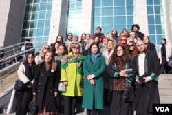 Karar sonrası adliye önünde Saadet Öğretmen Çocuk İstismarı ile Mücadele Derneği adına Saadet Özkan bir açıklama yaptı.