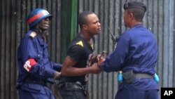 La police arrête un homme lors des manifestations contre la modification de la constitution à Kinshasa, le 19 janvier 2015.