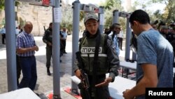 Détecteurs de métaux à Jésusalem le 16 juillet 2017. 