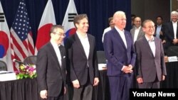 스기야마 신스케 일본 외무성 사무차관(왼쪽부터), 토니 블링큰 미국 국무부 부장관, 조 바이든 미국 부통령, 임성남 한국 외교부 제1차관이 14일 하와이 호놀룰루에서 열린 제4차 미한일 외교차관 협의회에 참석하고 있다. 바이든 부통령은 호주 방문 길에 하와이에 들른 것으로 알려졌다.