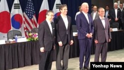 지난해 7월 하와이 호놀룰루에서 열린 제4차 미한일 외교차관 협의회에서 스기야마 신스케 일본 외무성 사무차관(왼쪽부터), 토니 블링큰 미국 국무부 부장관, 조 바이든 미국 부통령, 임성남 한국 외교부 제1차관이 기념촬영을 하고있다. 바이든 부통령은 하와이 방문 중 회의장을 찾았다.