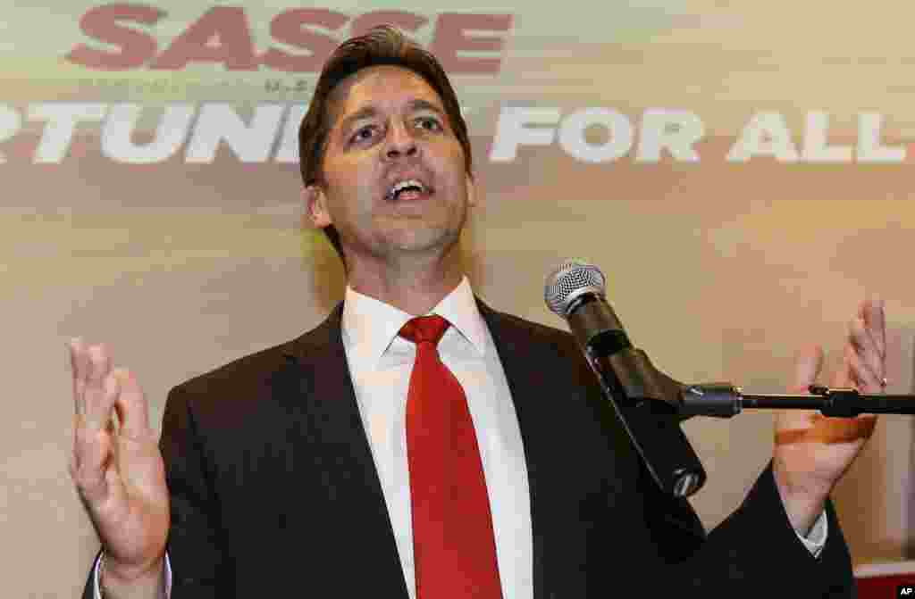 Le sénateur républicain élu Ben Sasse livre un discours devant ses partisans à Lincoln, au Nebraska, le 4 novembre 2014, après avoir remporté le vote pour le siège au Sénat du Nebraska contre un autre républicain, Mike Johanns qui était jusque-là sénateur. Sasse avait pour concurrent démocrate, M. Dave Domina. 