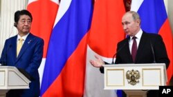 아베 신조 일본 총리(왼쪽)와 블라디미르 푸틴 러시아 대통령이 22일 모스크바 크렘린궁에서 회담한 후 공동기자회견을 열고 있다. 