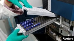 A researcher works at a lab of a Chinese vaccine maker CanSino Biologics in Tianjin, China November 20, 2018. (REUTERS/Stringer)