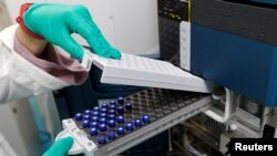 រូបឯកសារ៖ អ្នកស្រាវជ្រាវម្នាក់បង្ហាញពីថ្នាំវ៉ាក់សាំងមួយនៅគ្រឹះស្ថាន CanSino Biologics ក្នុងក្រុង Tianjin ប្រទេសចិន កាលពីថ្ងៃទី២០ ខែវិច្ឆិកា ឆ្នាំ២០២០។