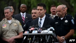 Asisten direktur FBI David Bowdich dalam konferensi pers di San Bernardino, California, 4 Desember 2015.