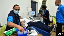 Seorang pasien Covid-19 yang sudah sembuh menyumbangkan plasma darahnya di Rumah Sakit Twickenham, London 11 Juni 2020. 