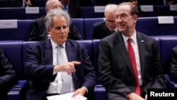Penjabat Ketua IMF David Lipton (kiri) dan Presiden Bank Dunia David Malpass dalam acara di Paris, Perancis Selasa (16/7). 