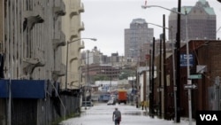 Beberapa daerah di pantai Timur AS, termasuk Brooklyn, di New York masih harus menghadapi masalah banjir setelah berlalunya badai Irene (28/8).