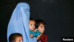 Keluarga Afghanistan, kembali dari Pakistan, menyaksikan video pendek tentang ranjau saat program penyuluhan ranjau dan bahan peledak di pusat pendaftaran Komisi Pengungsi PBB (UNHCR) di Kabul, 27 September 2016. 
