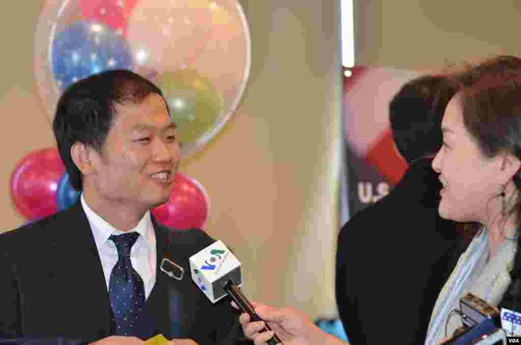 Oh Se-hyek, warga Korea Utara di pengasingan, mengatakan &quot;Sulit memilih kandidat yang disukai. Tapi sepertinya langkah yang tepat melaksanakan kebijakan secara konsisten di bawah Obama, terutama terhadap Korea Utara.&quot; (Y. Kim/VOA)&nbsp;