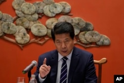 우크라이나 사태 중재 특사 임무를 맡은 리후이 중국 유라시아사무특별대표가 2일 베이징 국제구락부에서 언론 간담회를 진행하고 있다.