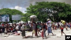 Warga muslim dipindahkan ke wilayah yang lebih aman di Sittwe, ibukota propinsi Rakhine, Burma (Foto: dok). Para pejabat Burma mengatakan korbam kekerasan etnik di negara itu telah melampaui jumlah 100 orang.