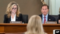 Senator Marsha Blackburn (kiri) dan Senator Richard Blumenthal (kanan) berbicara kepada mantan pegawai Facebook Frances Haugen (tengah) dalam sebuah sesi sidang di Capitol Hill pada 5 Oktober 2021. (AP/Alex Brandon)