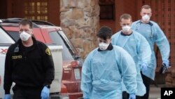 រូបឯកសារ៖​ ក្រុមជួយសង្រ្គោះដើរត្រឡប់មកចូលរថយន្តសង្រ្គោះវិញ បន្ទាប់ពីការដាក់អ្នកជំងឺចូលក្នុងរថយន្ត កាលពីថ្ងៃទី១០ ខែមីនា ឆ្នាំ២០២០។ 