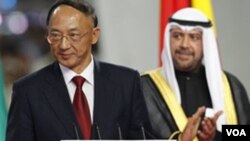 Liu Peng, Presiden Komite Penyelenggara Asian Games Guangzhou Asian Games, memberi sambutan pada upacara pembukaan hari Jumat. Pihak penyelenggara menambah tiket hari Senin karena kehadiran penonton yang mengecewakan.