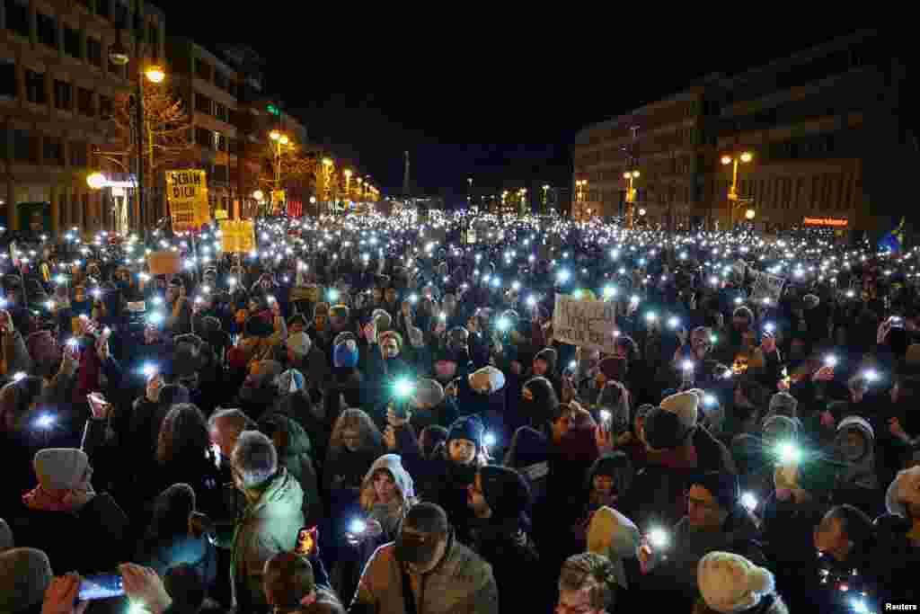 تظاهرات در برلین علیه طرح&zwnj;های نامزد صدراعظم آلمان برای محدودیت مهاجرت.