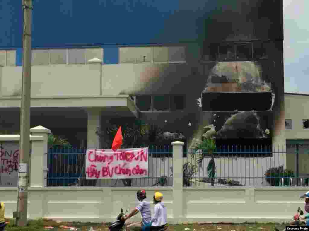 A factory in Binh Duong was set on fire. Banner says &ldquo;We love Vietnam. Please protect our rice bowl.&quot;