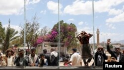 بستگان زندانیانی که به طور یک‌جانبه توسط عربستان سعودی آزاد شده‌اند، روز ۲۸ فروردین در صنعا منتظر هستند که آنها با هواپیمای کمیته بین‌المللی صلیب سرخ به فرودگاه صنعا منتقل شوند