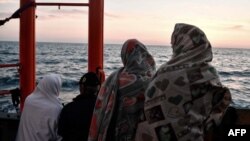 Des migrants sur le pont du navire de l'ONG française Aquarius, un navire de recherche et de sauvetage, le 10 mai 2018 (AFP PHOTO / LOUISA GOULIAMAKI).