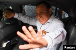 Firli Bahuri, Ketua KPK, memasuki mobilnya usai memenuhi panggilan di Gedung KPK, Jakarta, 20 November 2023. (Foto: Antara/M Risyal Hidayat/via REUTERS)